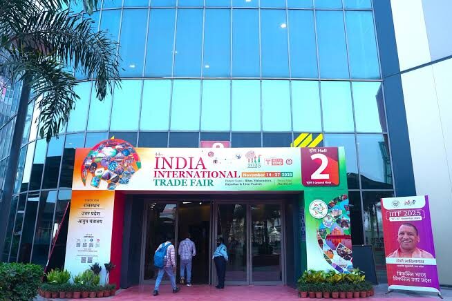 नई दिल्ली के IITF 2025 में छत्तीसगढ़ पवेलियन को 'स्पेशल एप्रिसिएशन मेडल' पुरस्कार प्राप्त करते हुए राज्य के अधिकारी, बैकग्राउंड में 'नवा छत्तीसगढ़' की झलक।